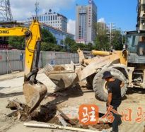 鸡巴乱捅高温下的坚守｜道路建设者用汗水铺就畅通路